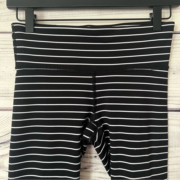 Gap Fit Black & White Striped Mid Rise Capri Leggings - Picture 2 of 6